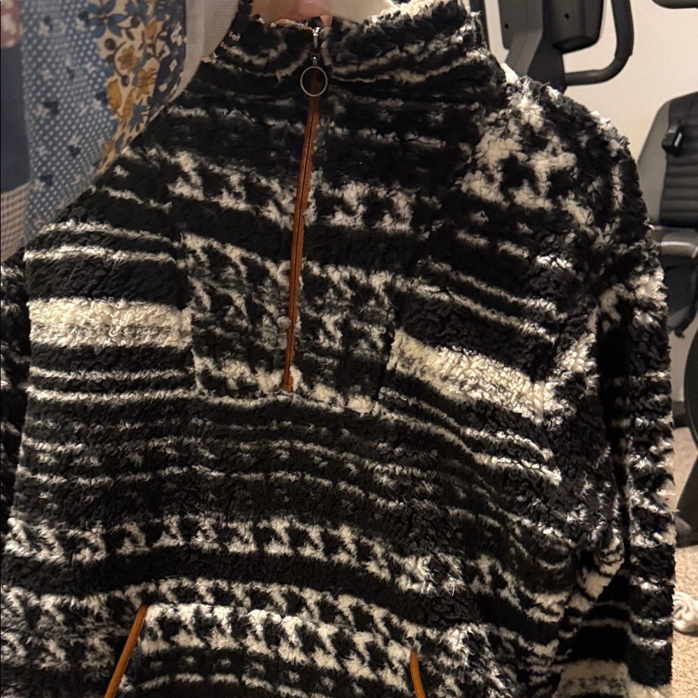 Cozy Black and orange womens Pullover sherpa - Picture 8 of 8